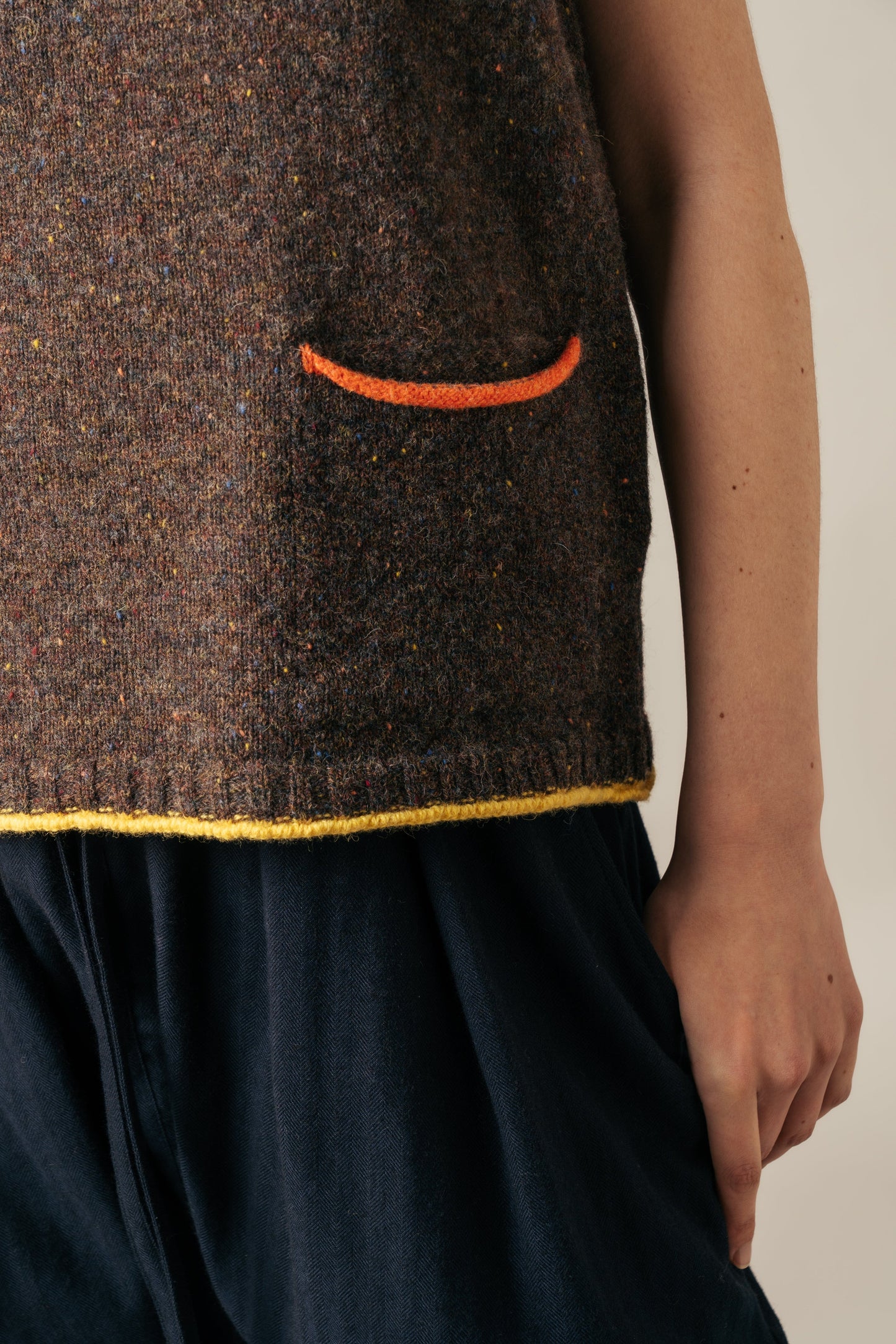 ERIBE Knitwear Knitwear Tweednep Vest in Bark