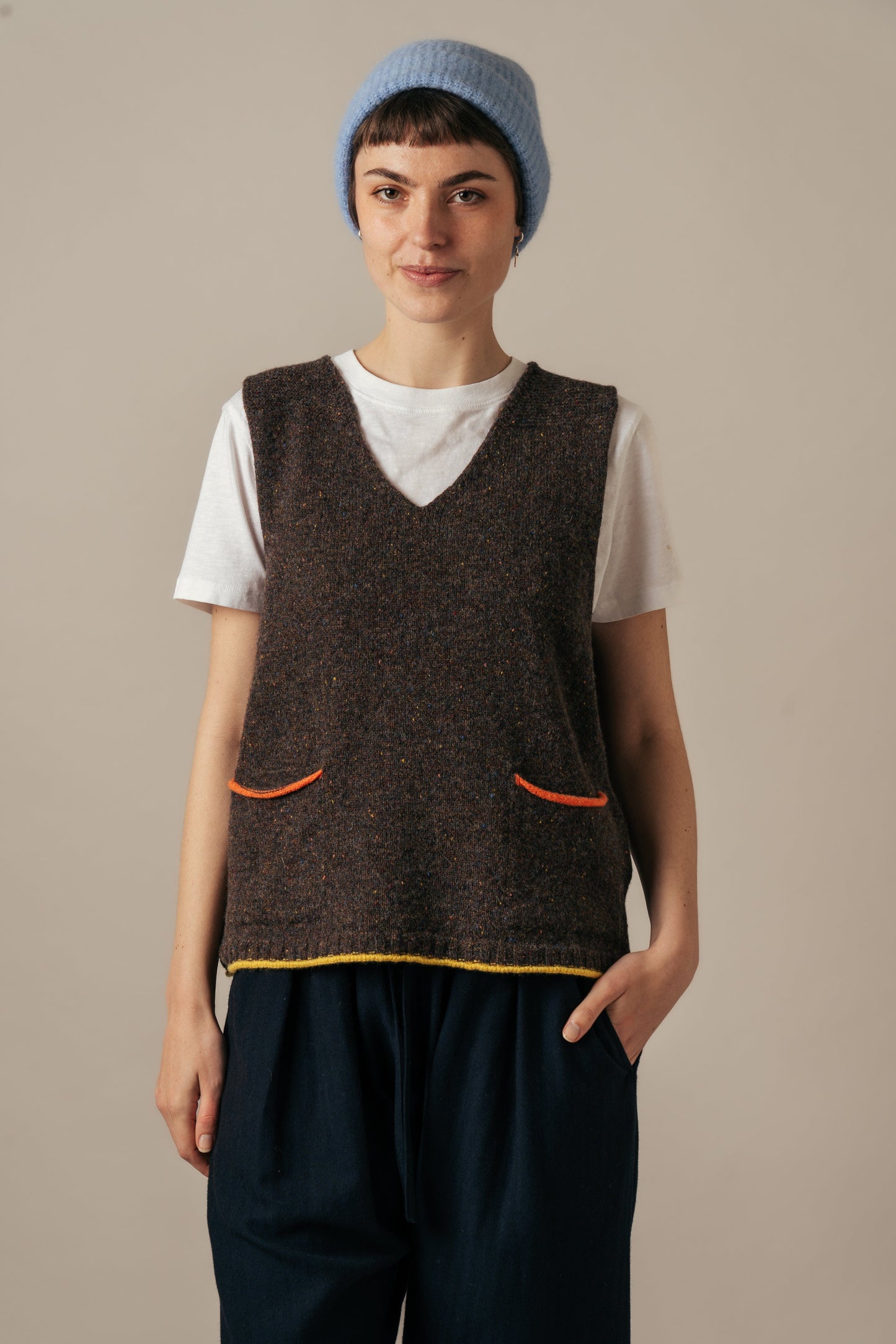 ERIBE Knitwear Knitwear Tweednep Vest in Bark
