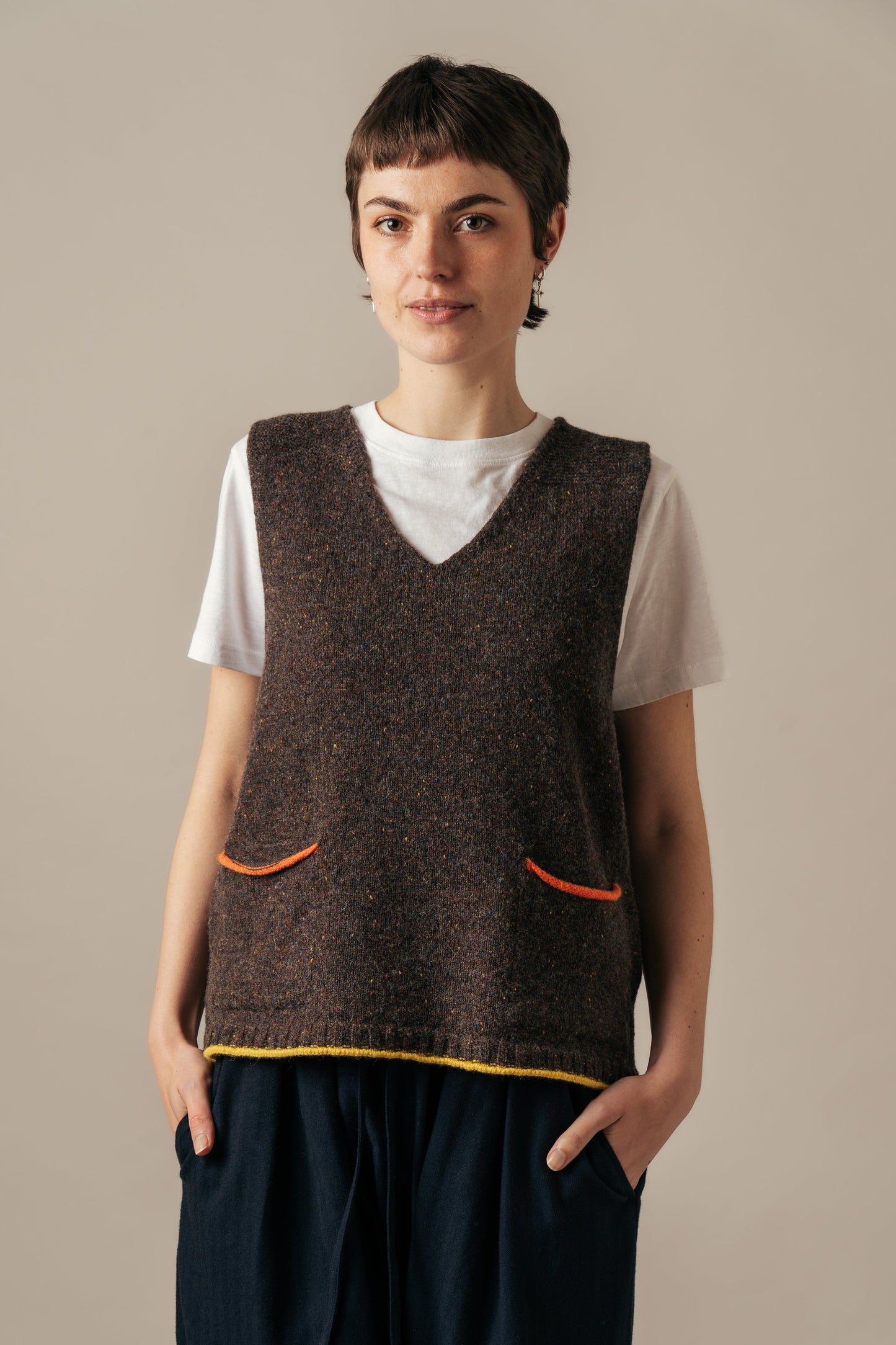 ERIBE Knitwear Knitwear Tweednep Vest in Bark