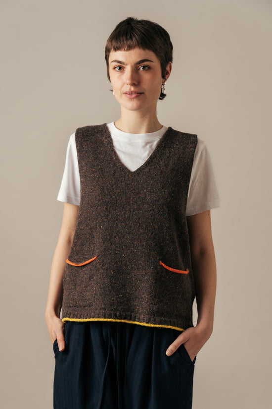 ERIBE Knitwear Knitwear Tweednep Vest in Bark