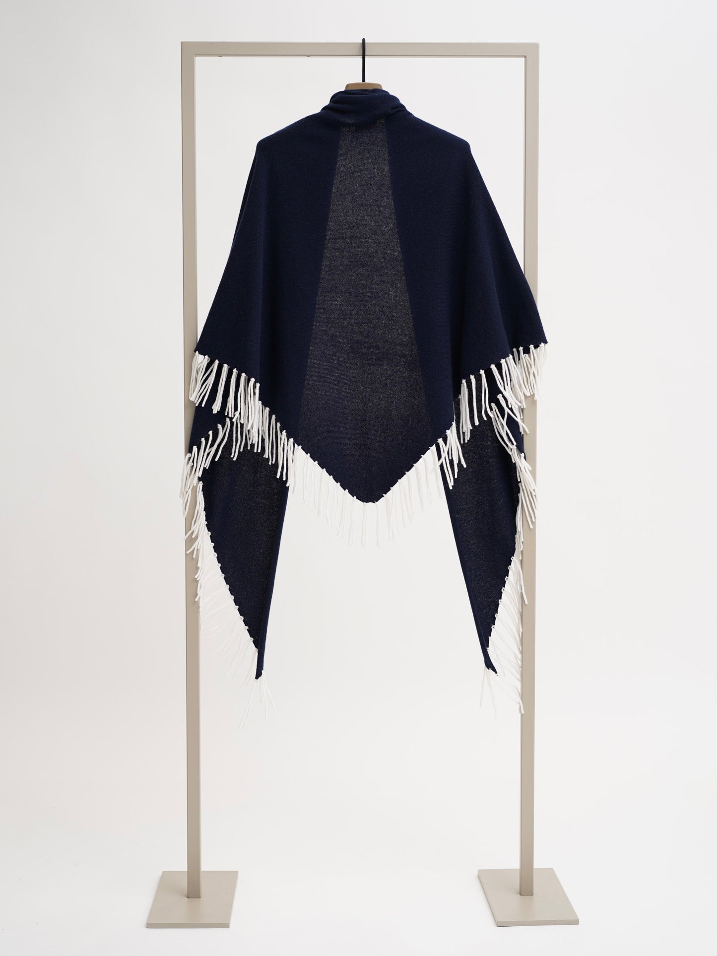 Herzen's Angelegenheit Knitwear ONE SIZE Cashmere Hug Wrap in Navy and White