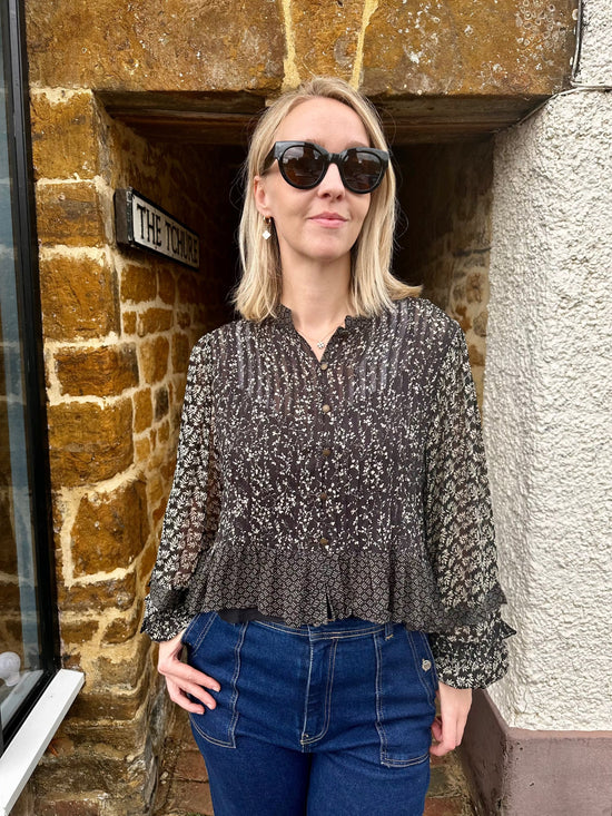 Maison Hotel Tops Catalina Top in Black Sheep