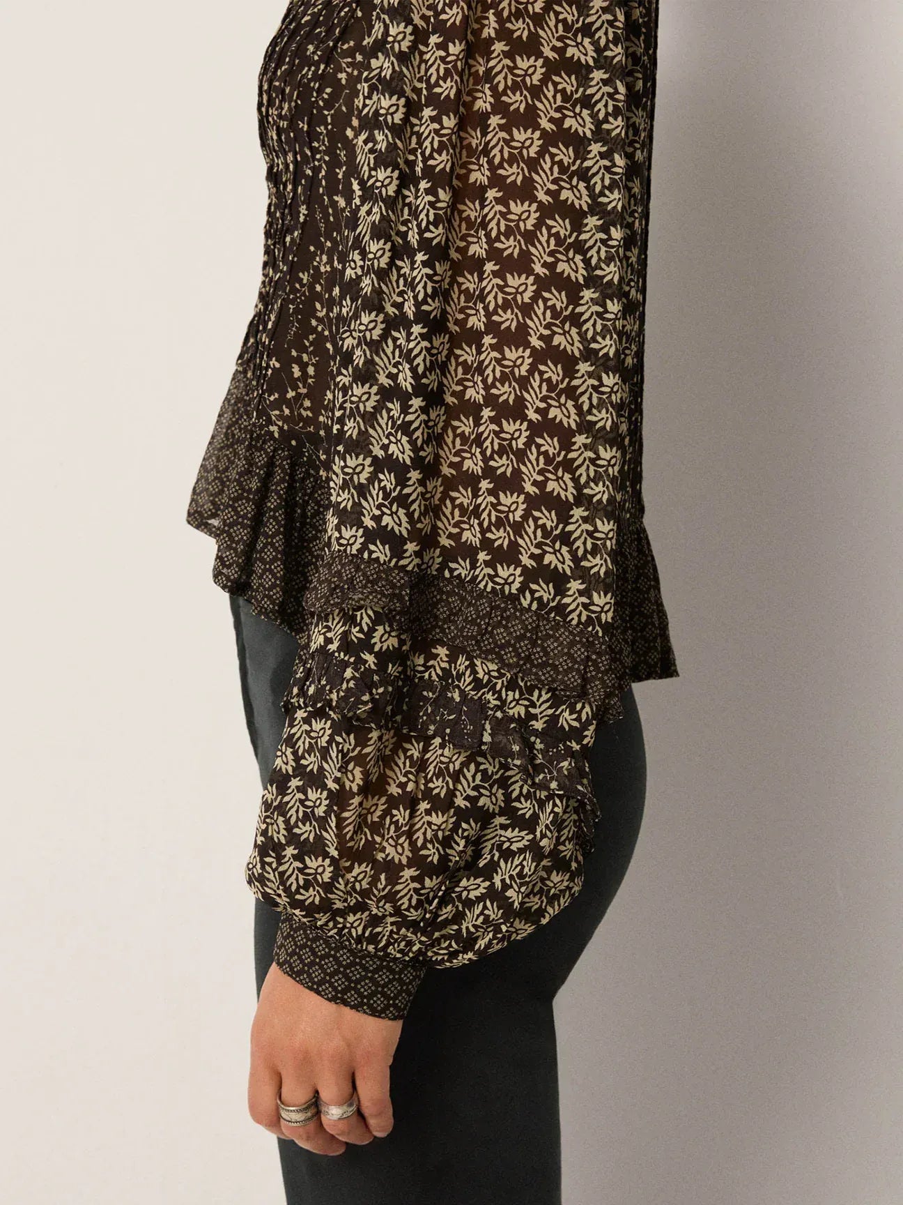 Maison Hotel Tops Catalina Top in Black Sheep