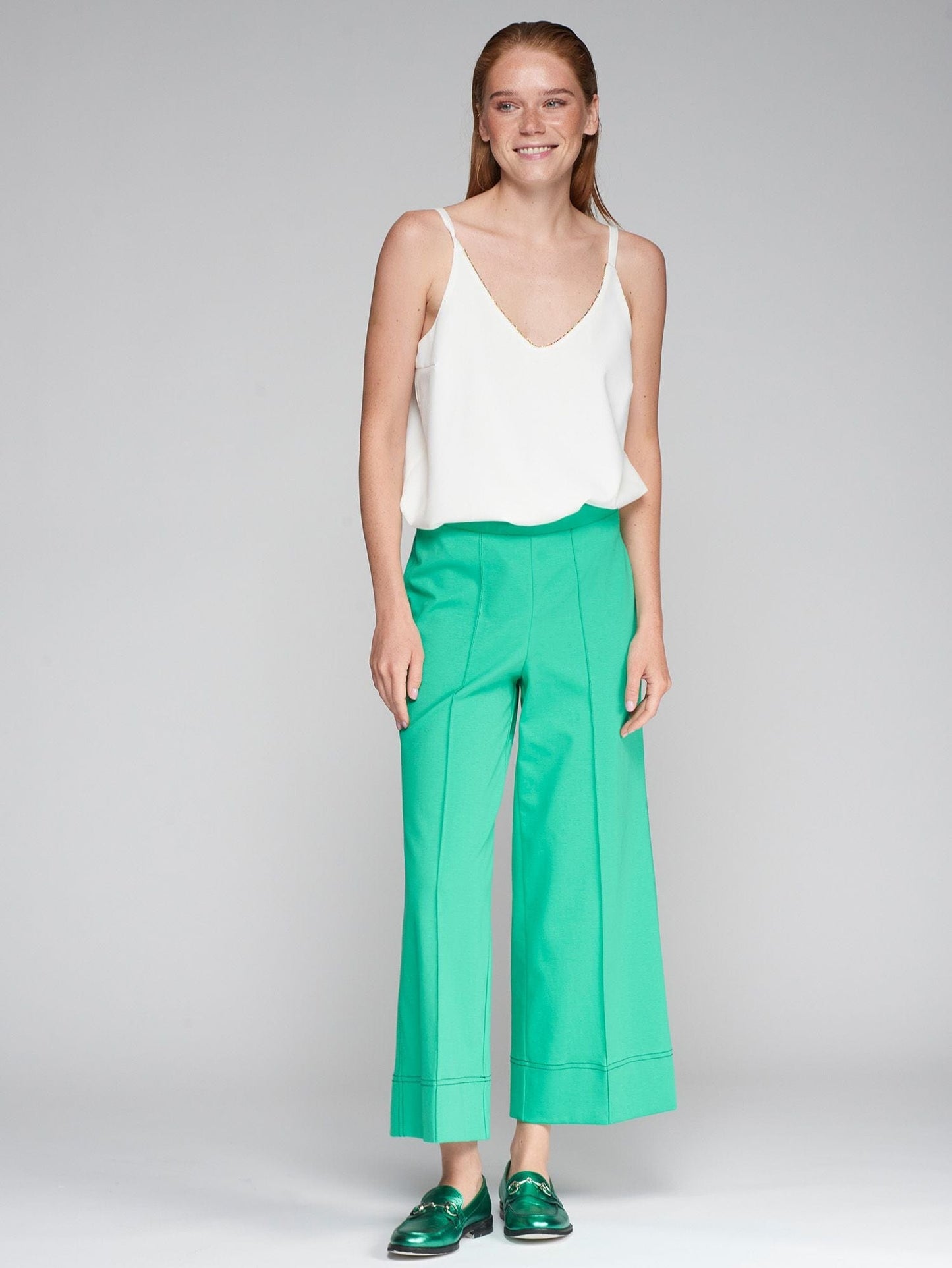 Vilagallo Green Cropped Trousers – Comfortable Cotton Blend with Stretch – Nellie & Dove