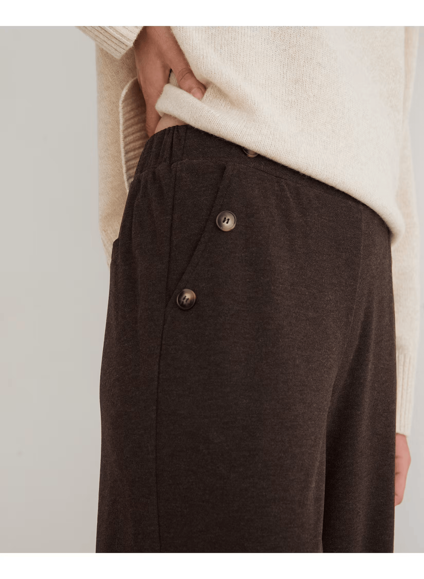 Yerse Trousers The Sloane Button-Detail Trousers in Chocolate