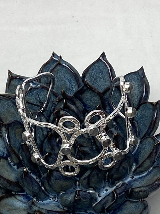 AZUNI LONDON Bracelets Sculptural Bangle in Silver with Labradorite